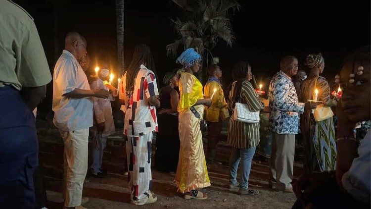 Procession des chandelles au soir couchant 