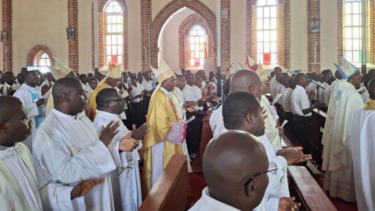 Messe d'ouverture du jubilé des 100 ans de premières ordinations et du premier séminaire burundais.