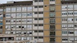 Lördag morgon, den 22 februari, meddelar Heliga stolens pressrum att påven har vilat ut under natten