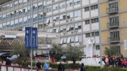 Papa Francisc a cunoscut o ameliorare stabilă, dar continuă spitalizarea la ”A. Gemelli”.