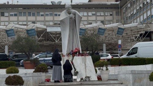 Pápežov stav v nemocnici Gemelli sa postupne zlepšuje.