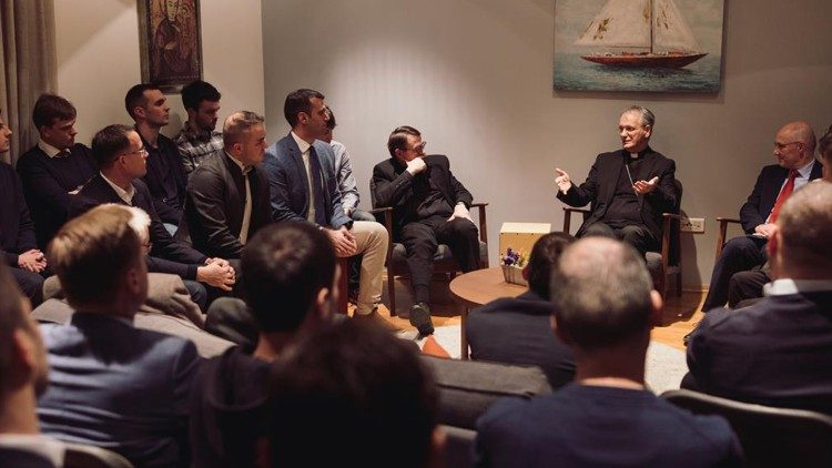 Zagrebački nadbiskup Dražen Kutleša u razgovoru u centru Opus Dei  (Foto: Luka Capar/Komunikacijski centar Opusa Dei)