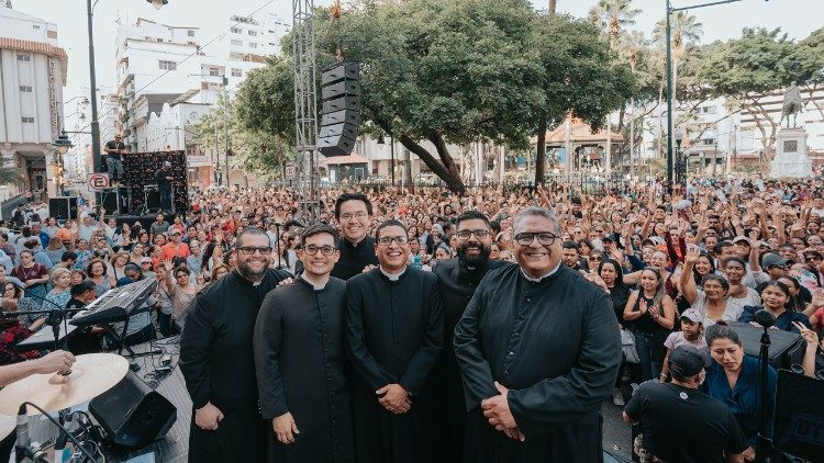 Los integrantes del grupo musical "Los Padrecitos"