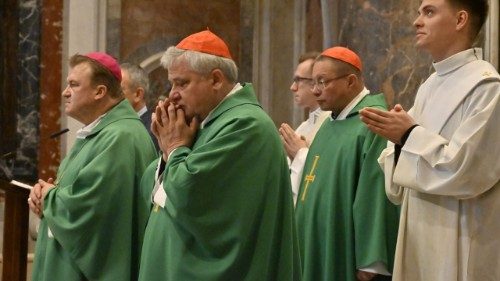 Polacy modlili się o zdrowie Papieża Franciszka przy grobie św. Jana Pawła II