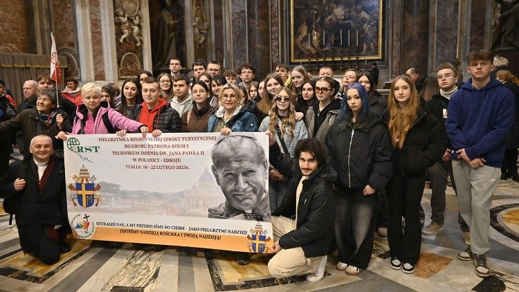 Młodzież przy grobie św. Jana Pawła II