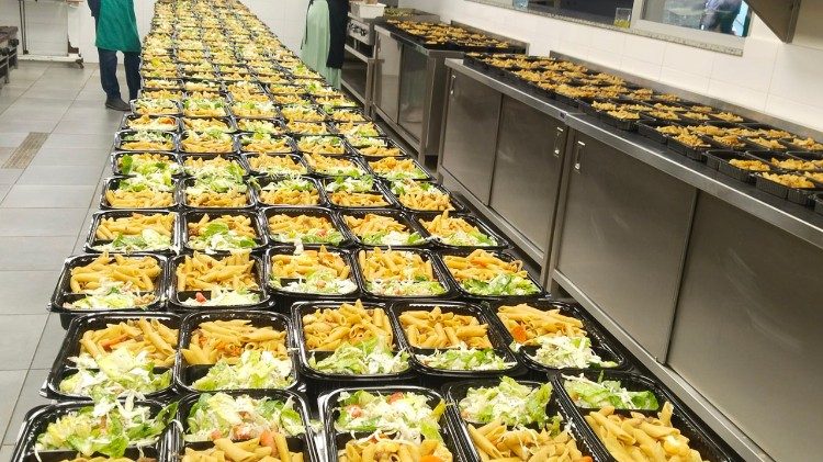 Alguns dos muitos pratos preparados (foto © Facebook - La Cuisine de Mariam, Mary's soup kitchen)