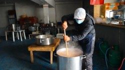 O Pe. Hani em atuação na cozinha (foto © Facebook - La Cuisine de Mariam, Mary's soup kitchen)