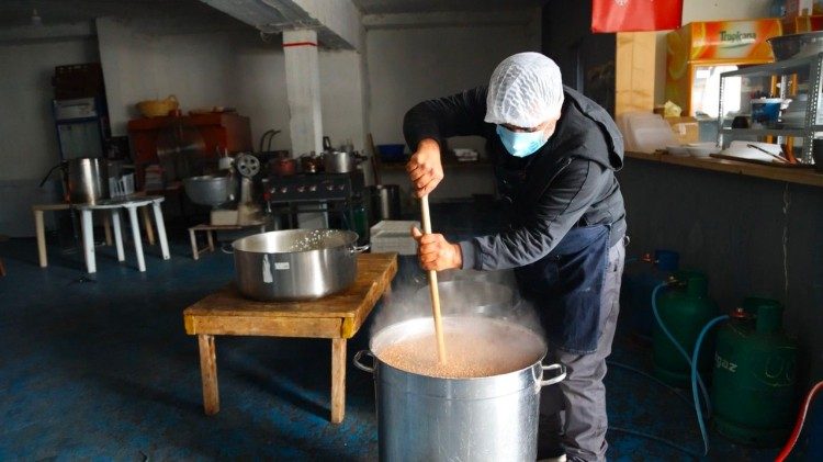 O Pe. Hani em atuação na cozinha (foto © Facebook - La Cuisine de Mariam, Mary's soup kitchen)