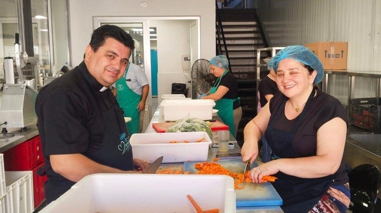 الأب هاني، الكاهن الماروني الذي يطهو في الشارع للفقراء مع زوجته وأولاده