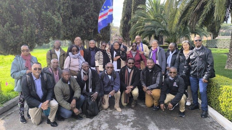 Diáconos permanentes cabo-verdianos (com esposas e alguns sacerdotes) em Roma para o Jubileu dos Diáconos.