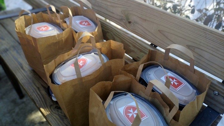 Comida caliente para los pobres de Sofía preparadas por voluntarios de la Orden de Malta y trabajadores de Cáritas