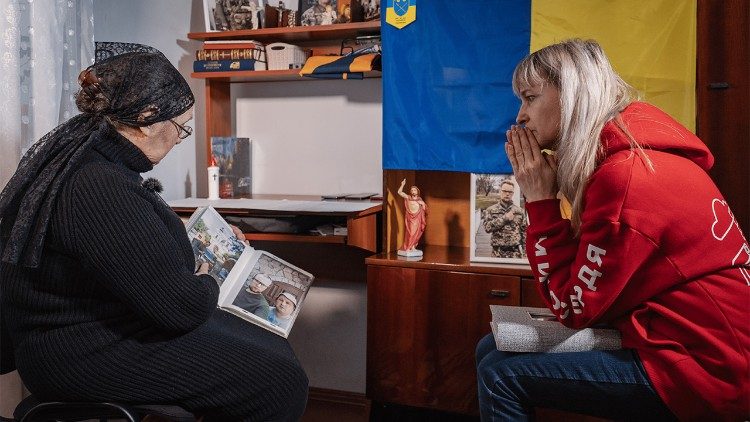 Encontro com a mãe de um soldado morto, deslocado de Mariupol (foto Caritas Spes)