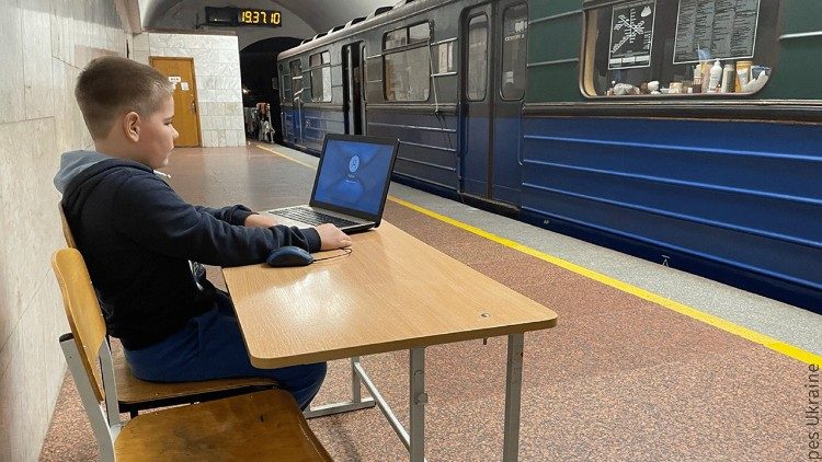Menino estuda em túneis do metrô com equipamentos da Caritas, Kiev (foto Caritas Spes)