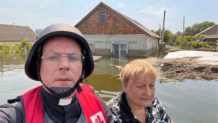 Resgate após bombardeio, região de Kherson (foto Caritas Spes)