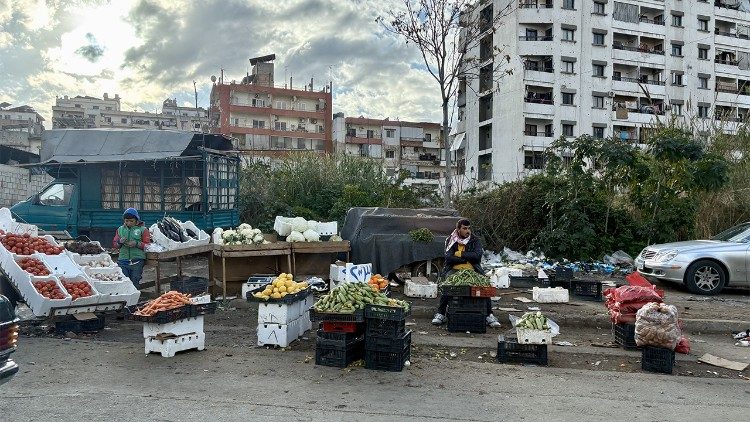 Case diroccate e carretti di frutta a Bab-al-Tabbeneh