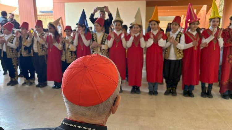 Il cardinale con i bambini della scuola