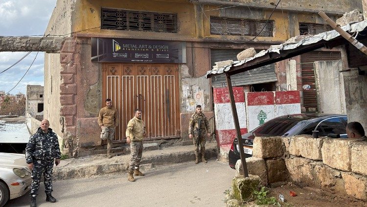 Militari a Bab-al-Tabbeneh, il quartiere più povero di tutto il Mediterraneo, al centro di una guerra di quasi 40 anni tra sunniti e alawiti