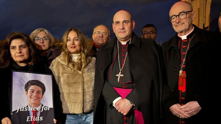 La preghiera al memoriale delle vittime dell'esplosione al porto di Beirut