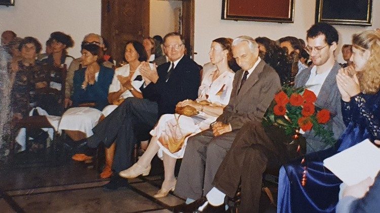 Prof. Włodzimierz Fijałkowski z żoną podczas gali na jego cześć w Ratuszu w Gdańsku (www.prolife.org.pl.)]