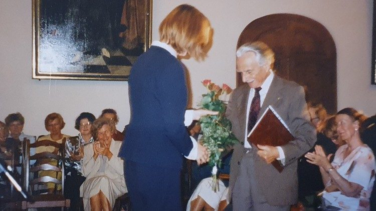 Wręczenie kwiatów i dyplomu uznania podczas gali w Gdańskim Ratuszu (www.prolife.org.pl)