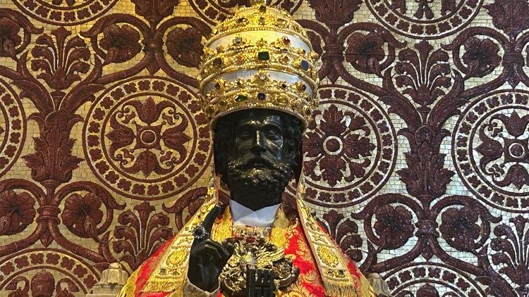 Figura św. Piotra ubrana w uroczyste szaty