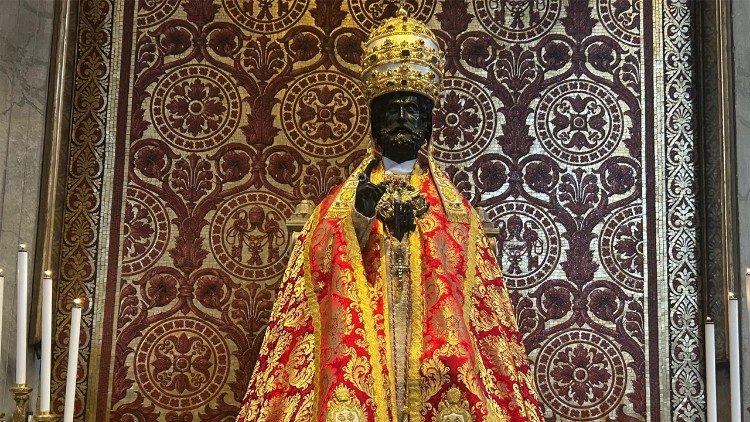 Po ucałowaniu figury św. Piotra Jan Kowalski ze Śląska odzyskał zdrowie