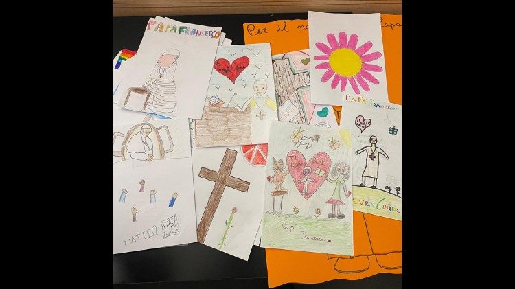 2025.02.23 I disegni e i biglietti al Papa dei bambini del Gemelli