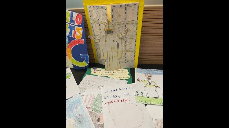 2025.02.23 I disegni e i biglietti al Papa dei bambini del Gemelli