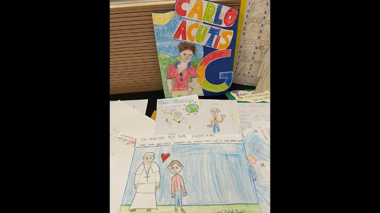 2025.02.23 I disegni e i biglietti al Papa dei bambini del Gemelli