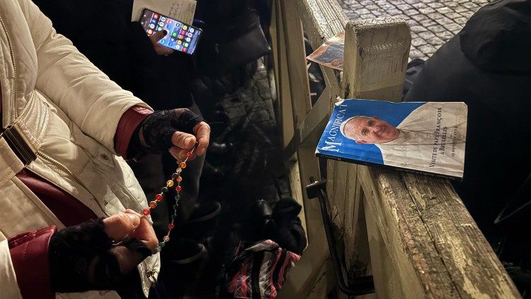 Wierni modlą się w intencji Ojca Świętego