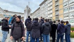 Modlitwa przy klinice Gemelli