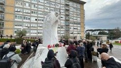 Modlitwa przy klinice Gemelli