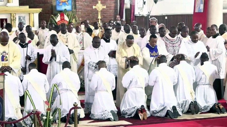 Les nouveaux prêtres au cours de la messe d'ordination en la cathédrale Saints Pierre et Paul de Douala, au Cameroun, samedi 22 février 2025.