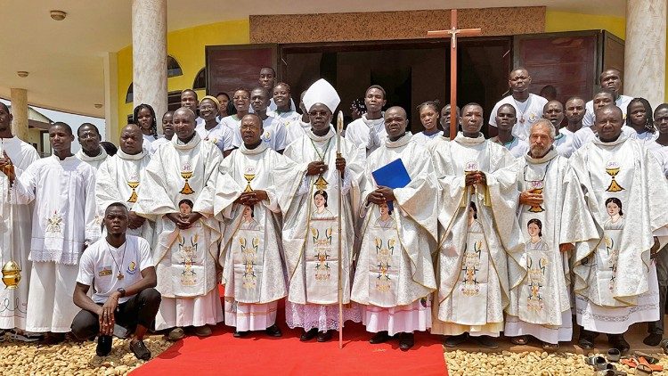 Mgr Aristide Gonsallo, évêque de Porto-Novo et vice-président de la Conférence épiscopale du Bénin. entouré des prêtres et fidèles au terme de la messe d'envoi en mission des jeunes de l'École Jeunesse Bonheur.