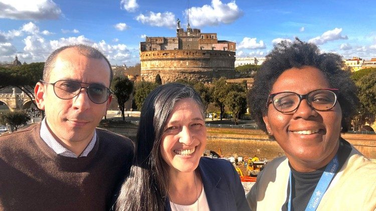 Irmã Neusa com alguns membros da equipe da Rádio Vaticano-Vatican News