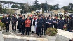 Молитва за Папу на лікарняному подвірʼї