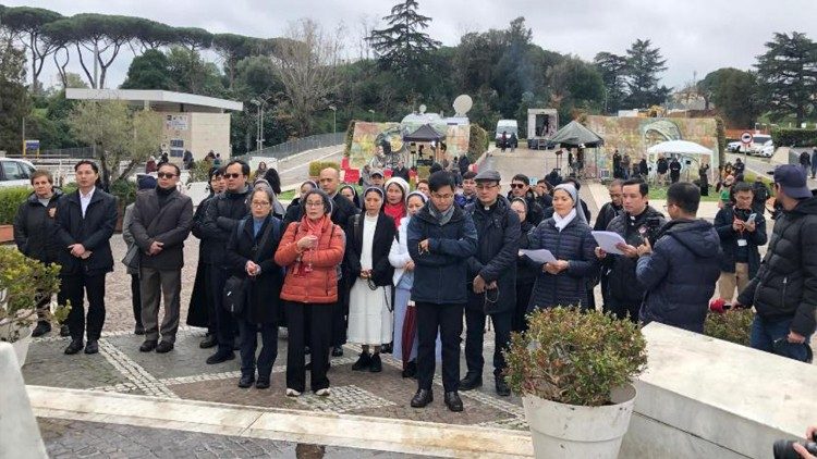 Молитва за Папу на лікарняному подвірʼї