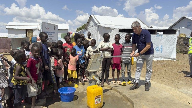 Massimo Maggio, director de Cbm Italia, en el campo de refugiados de Gorom