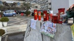 Get well wishes from children at Rome's Gemelli hospital where the Pope is recovering