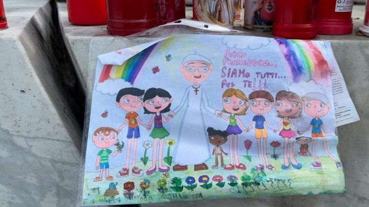 Dziecięce rysunki dla Papieża przed Kliniką Gemelli