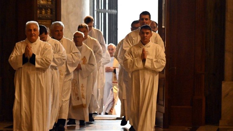 2025.02.27 Procesja na wejście przed Mszą św. przy grobie św. Jana Pawła II