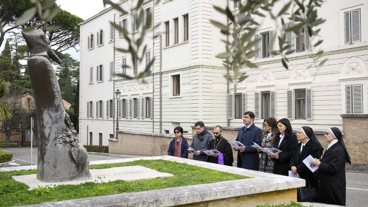 2025.02.27 Sala mbele ya Sanamu ya Mtakatatifu wa Armenia Gregory wa Narek, mwalimu wa Kanisa iliyoko kwenye Bustani za Vatican.