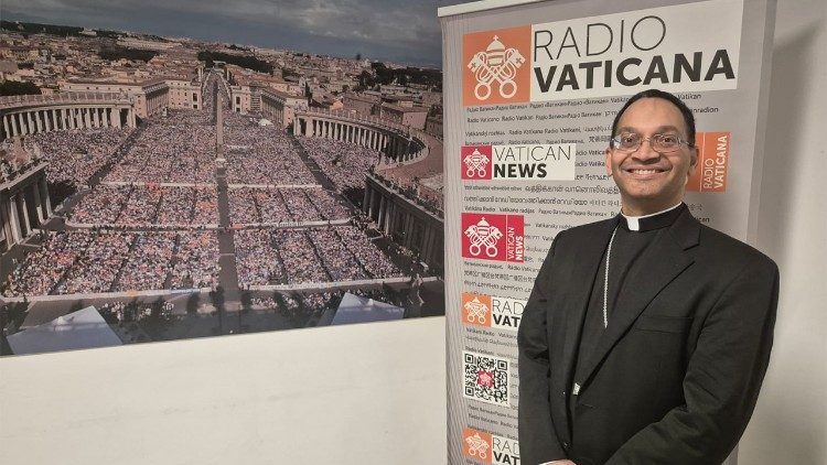 Monsignor Earl Fernandes negli studi di Radio Vaticana - Vatican News