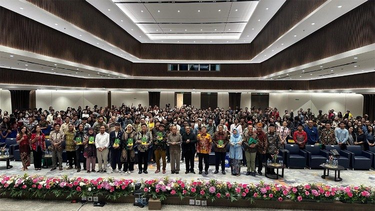Scholars, religious leaders, and students gather at Atma Jaya Catholic University of Indonesia for the colloquium and book discussion titled "Salve Peregrinans Spei!" on Feb. 25, 2025. Photo: