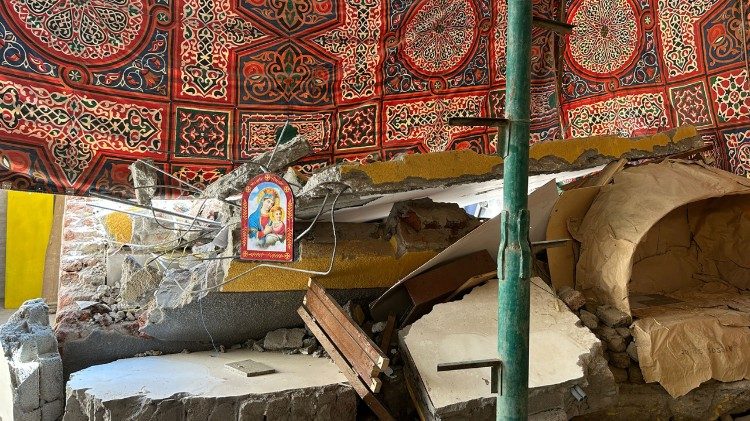 Pila de escombros en una iglesia destruida.