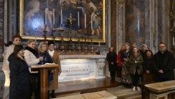 2025.02.06 Katecheci z diecezji radomskiej przy grobie św. Jana Pawła II w watykańskiej Bazylice św. Piotra