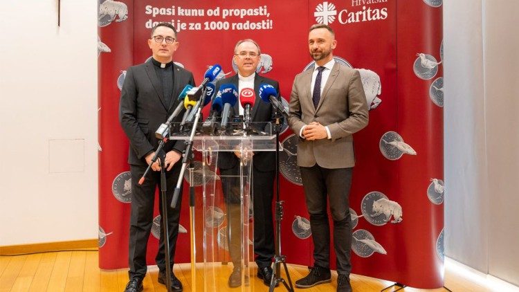 Biskup Bože Radoš (u sredini), ministar Marin Piletić i fra Tomislav Glavnik na predstavljanju novog projekta Caritasa 