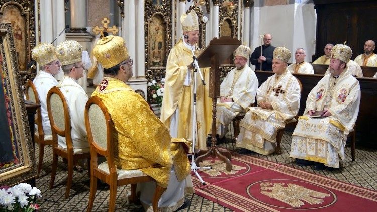 Нунцій Ґлодер зачитує Папське послання (Foto: Eparhia de Cluj-Gherla)