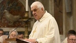 2025.01.02 O. Wojciech Giertych podczas Mszy św. przy grobie św. Jana Pawła II