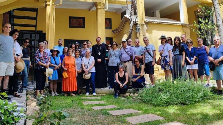 Dom Varriano com os fiéis de Chipre.